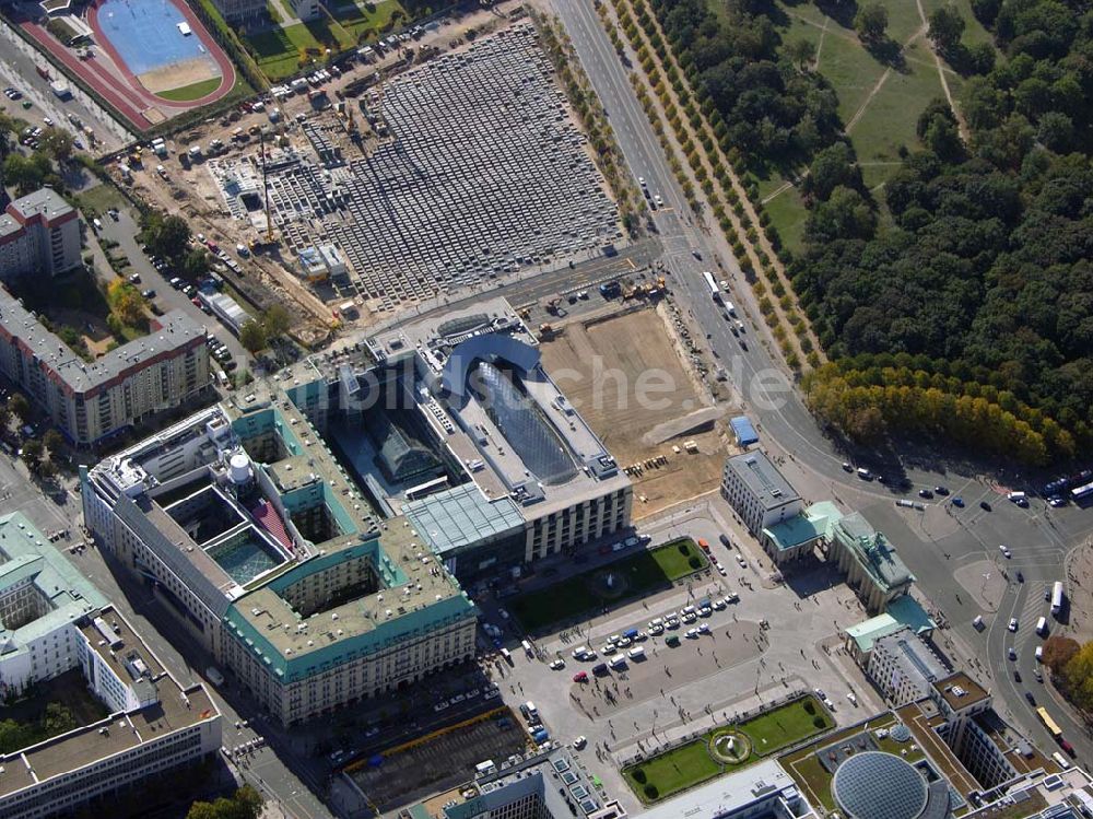 Luftaufnahme Berlin - US Botschaft und Holocaust Denkmal