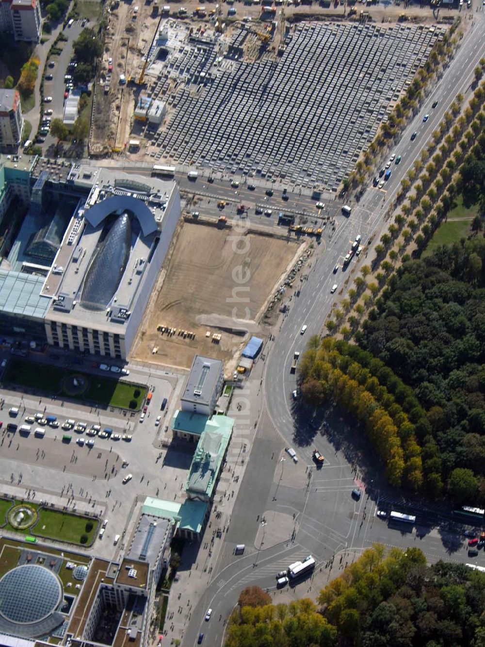 Luftaufnahme Berlin - US Botschaft und Holocaust Denkmal