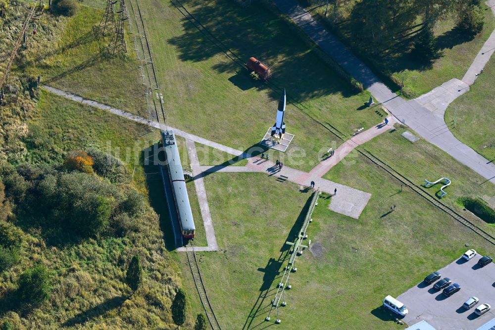 Peenemünde aus der Vogelperspektive: V2-Rakete auf dem Gelände des Historisch-Technisches Museum Peenemünde in Peenemünde im Bundesland Mecklenburg-Vorpommern, Deutschland