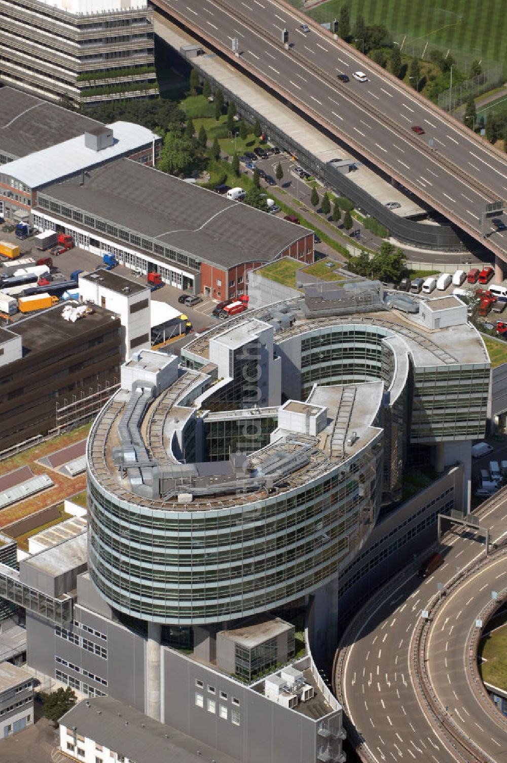 Luftaufnahme Stuttgart - Van Technology Center VTC am Stammwerk Mercedes-Benz und Daimler AG Konzernzentrale Stuttgart-Untertürkheim im Bundesland Baden-Württemberg