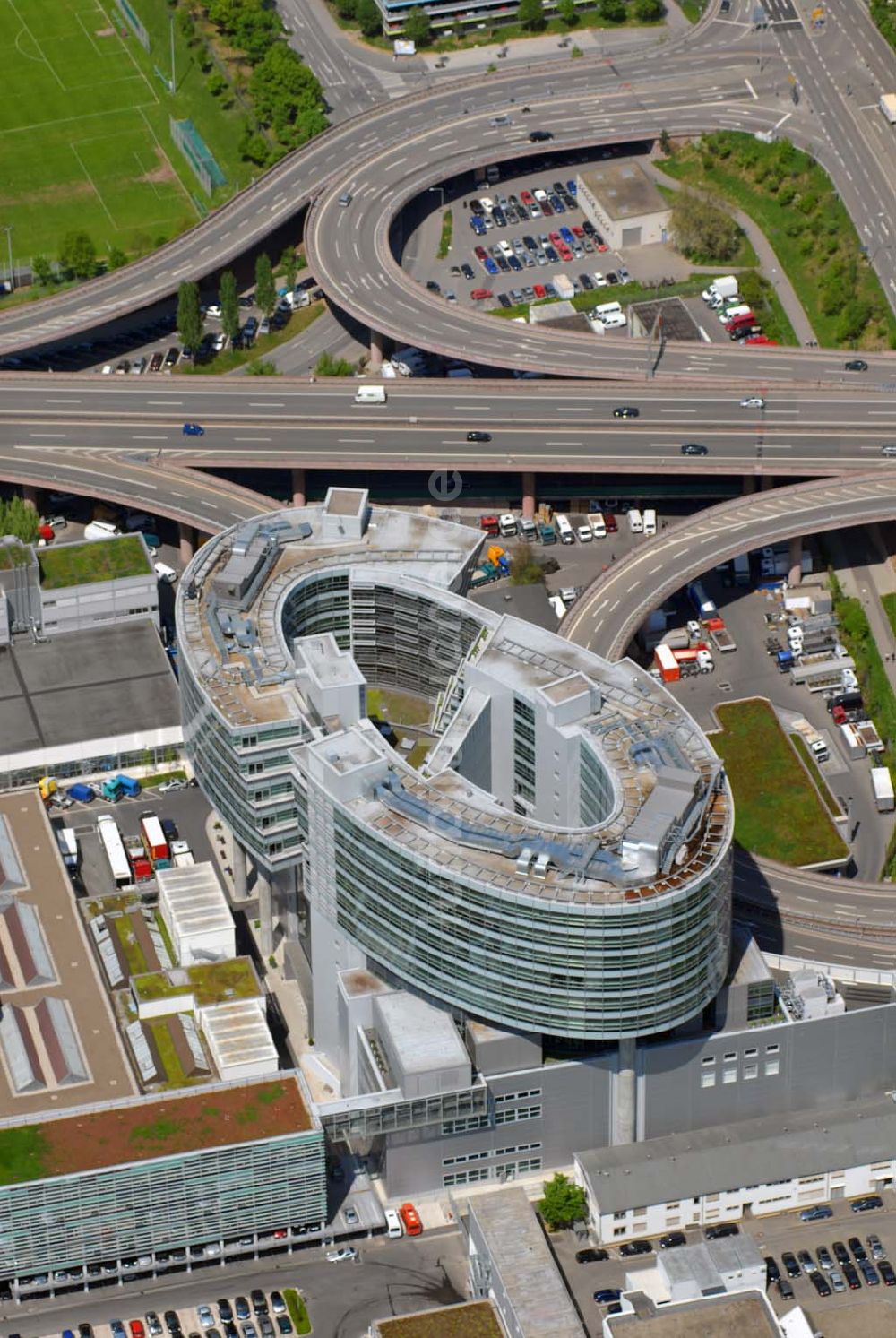 Luftaufnahme Stuttgart - Van Technology Center VTC am Stammwerk Mercedes-Benz und Daimler AG Konzernzentrale Stuttgart-Untertürkheim im Bundesland Baden-Württemberg Robert Grahn Van Technology Center VTC am Stammwerk Mercedes-Benz und Daimler AG Konzernzentrale Stuttgart-Untertür