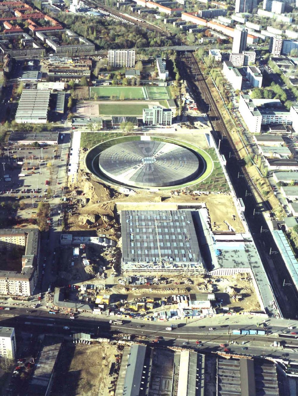 Berlin von oben - Velodrom und Schwimmhallenneubau der OSB Sportstätten GmbH an der Landsberger Allee in Berlin