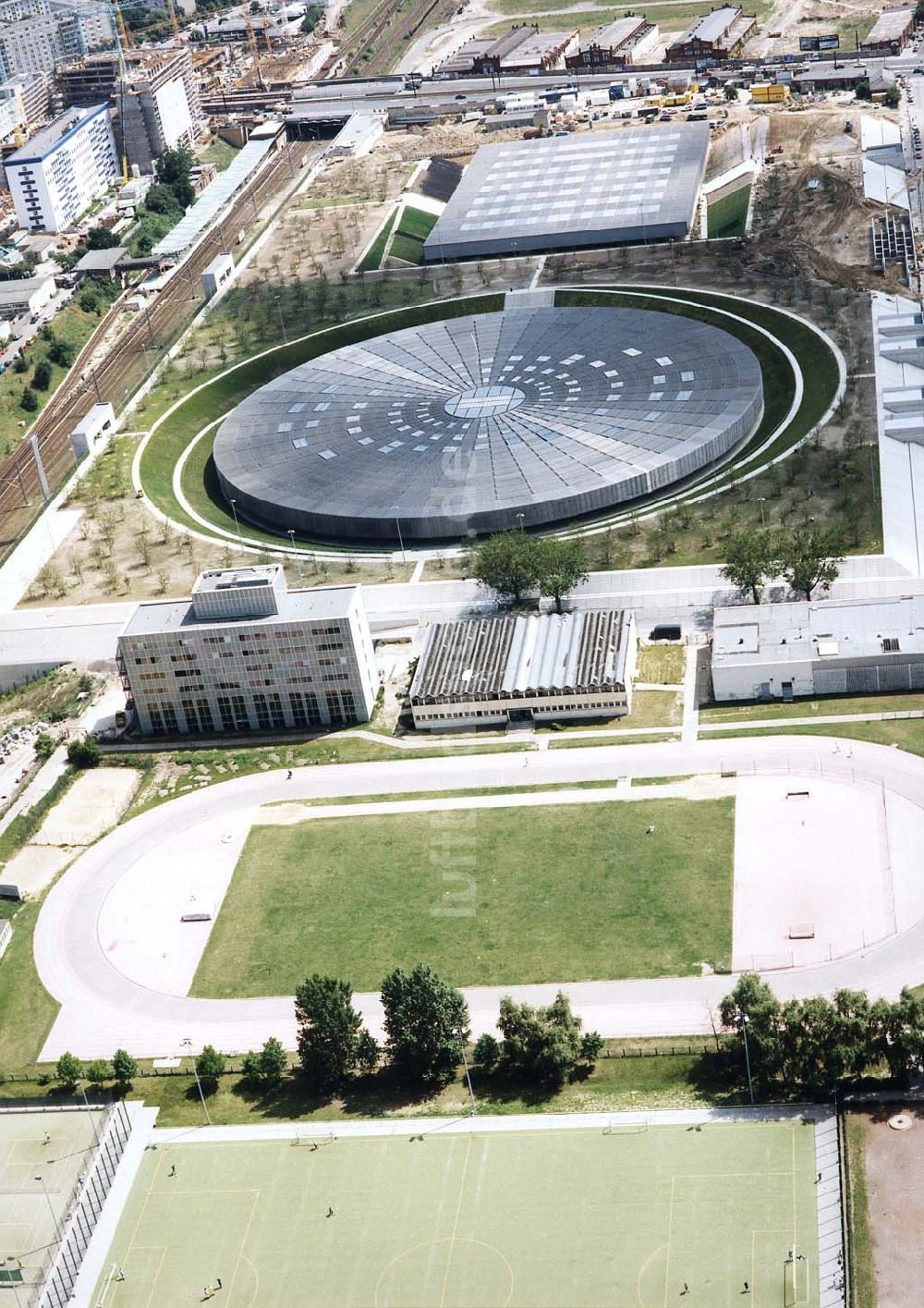 Luftaufnahme Berlin - Velodrom und Schwimmhallenneubau der OSB-Sportstättenbau GmbH an der Landsberger Allee in Berlin