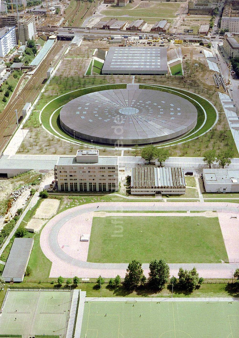 Berlin von oben - Velodrom und Schwimmhallenneubau der OSB-Sportstättenbau GmbH an der Landsberger Allee in Berlin