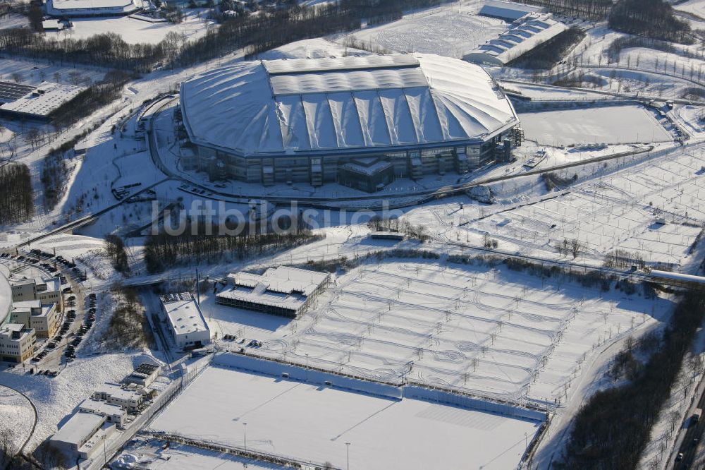 Gelsenkirchen aus der Vogelperspektive: Veltins-Arena (bis 2005 Arena AufSchalke) in Gelsenkirchen in winterlicher Schneebedeckung