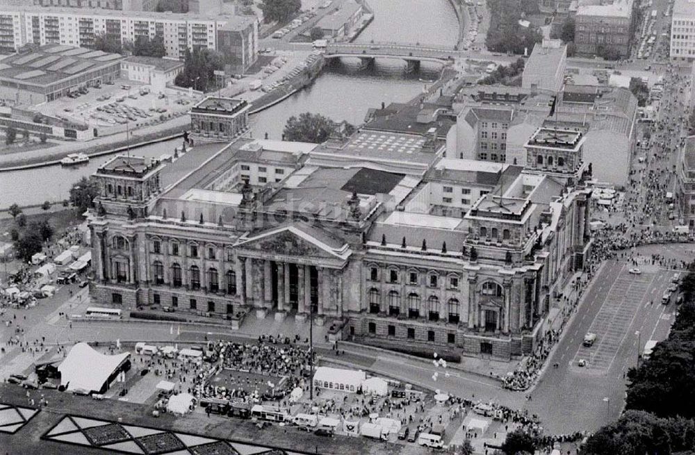 Berlin - Tiergarten aus der Vogelperspektive: Veranstaltung vor dem Reichstag (ohne Kuppel)