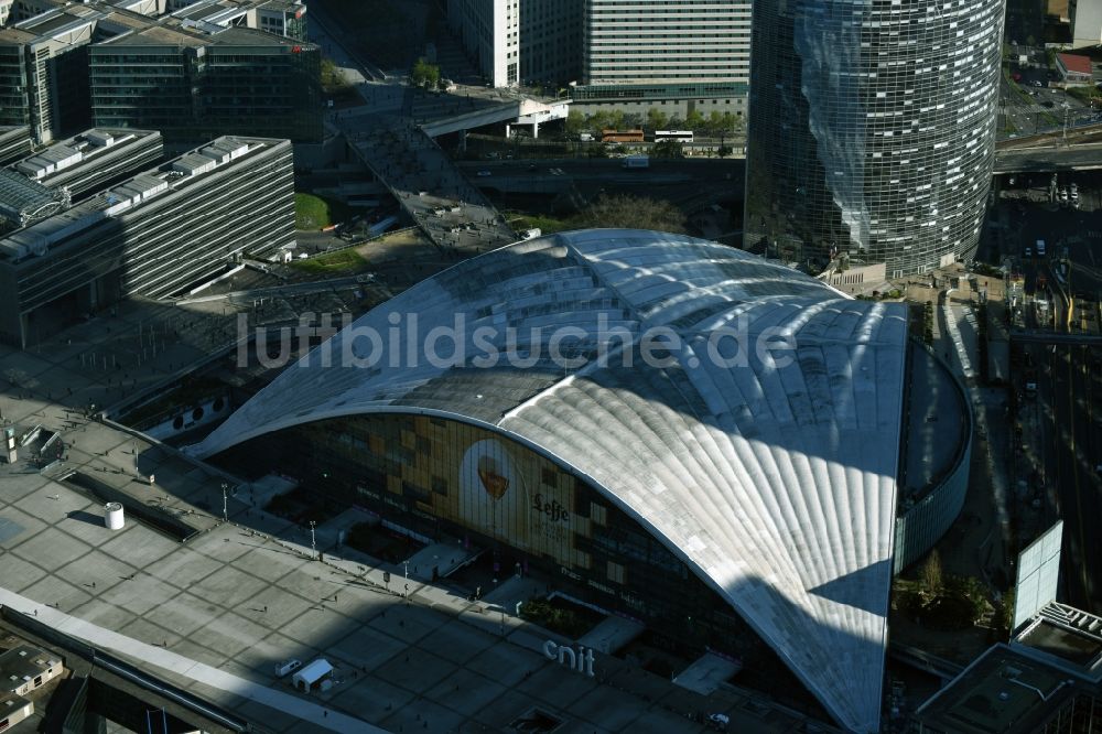 Paris von oben - Veranstaltungs- und Bürogebäude Centre des nouvelles industries et technologies CNIT im Hochhausviertel La Défense in Puteaux in Ile-de-France, Frankreich