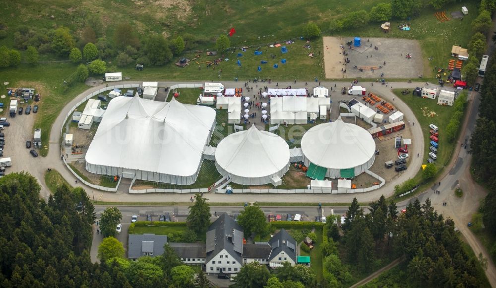 Luftaufnahme Hilchenbach - Veranstaltungs- Zelte der 25. KulturPur in Hilchenbach im Bundesland Nordrhein-Westfalen