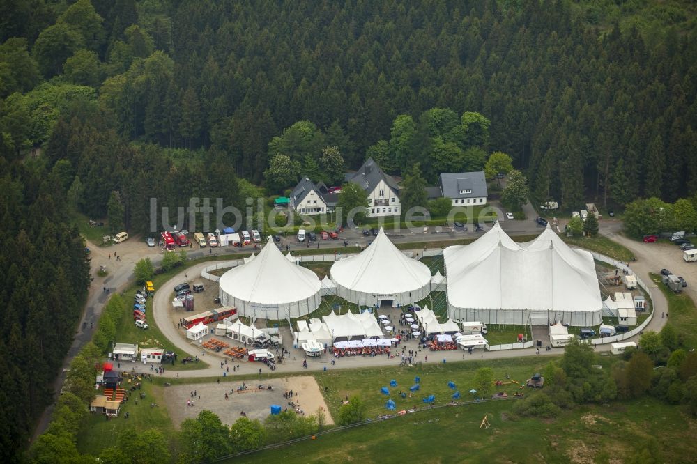 Hilchenbach aus der Vogelperspektive: Veranstaltungs- Zelte der 25. KulturPur in Hilchenbach im Bundesland Nordrhein-Westfalen