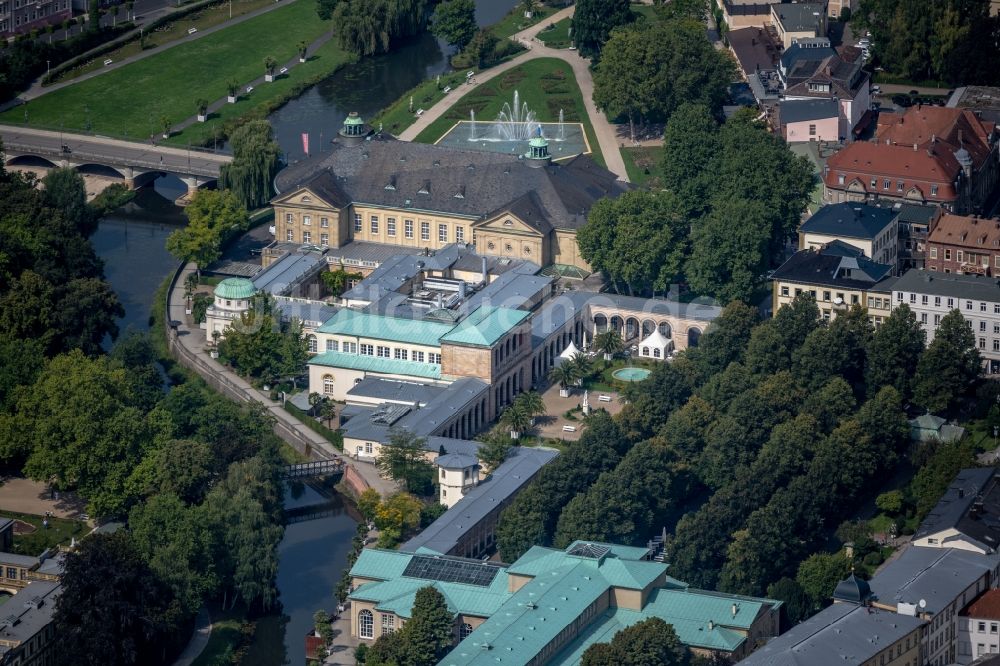 Bad Kissingen von oben - Veranstaltungsgebäude Regentenbau an der Ludwigstraße in Bad Kissingen im Bundesland Bayern, Deutschland