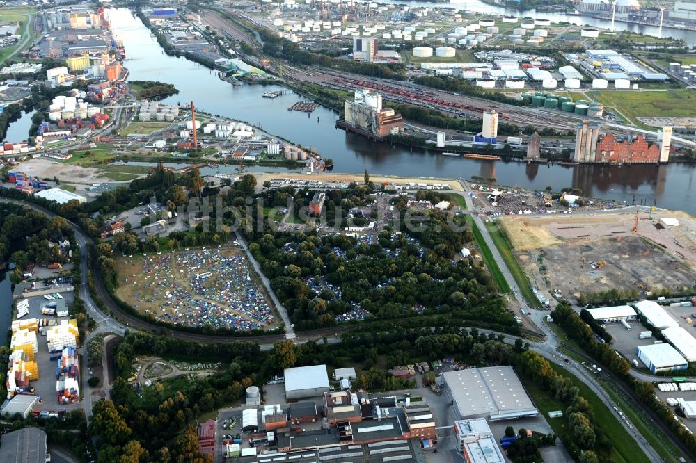 Hamburg von oben - Veranstaltungsgelände des MS Dockville Musik- Festivals am Flußverlauf der Elbe in Hamburg