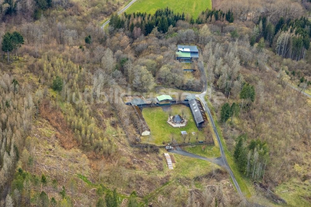 Bad Laasphe von oben - Veranstaltungshalle Bad Laaspher Schützenplatz an der Brückenstraße im Ortsteil Banfe in Bad Laasphe im Bundesland Nordrhein-Westfalen, Deutschland