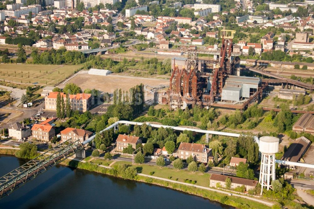 Luftbild Uckange - Veranstaltungshalle U4 - Blast Furnace Park auf ehemaligem Hochofengelände am Ufer der Mosel in Uckange in Grand Est, Frankreich