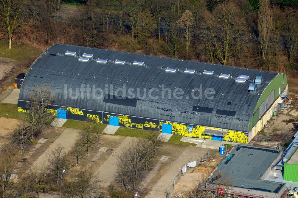 Moers aus der Vogelperspektive: Veranstaltungshalle Festivalhalle Venloer Straße in Moers im Bundesland Nordrhein-Westfalen