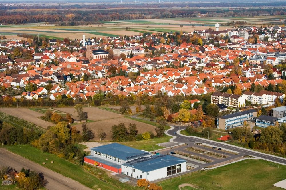 Luftaufnahme Kandel - Veranstaltungshalle Mehrzweckhalle Bienwaldhalle vor der Stadt Kandel im Bundesland Rheinland-Pfalz