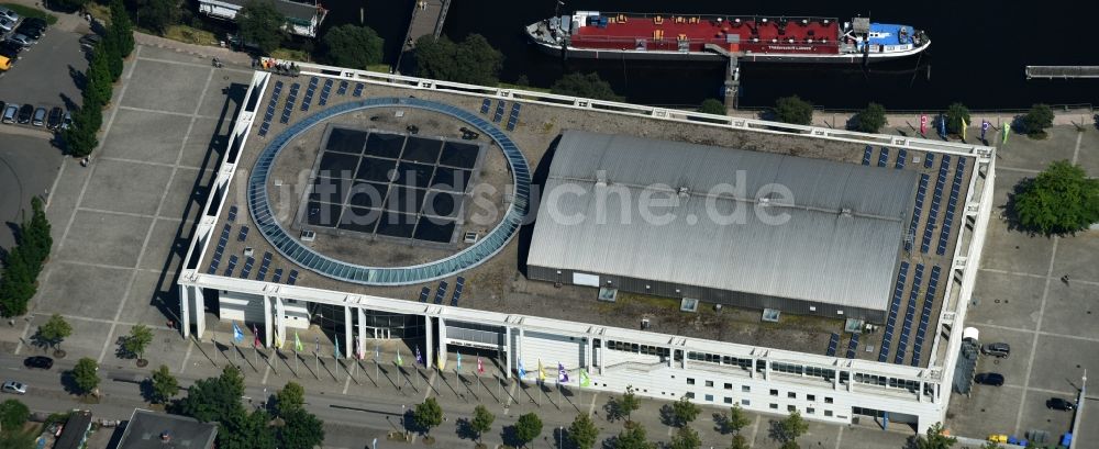 Luftbild Lübeck - Veranstaltungshalle Musik- und Kongresshalle und Theaterschiff Lübeck an der Willy-Brandt-Allee in Lübeck im Bundesland Schleswig-Holstein