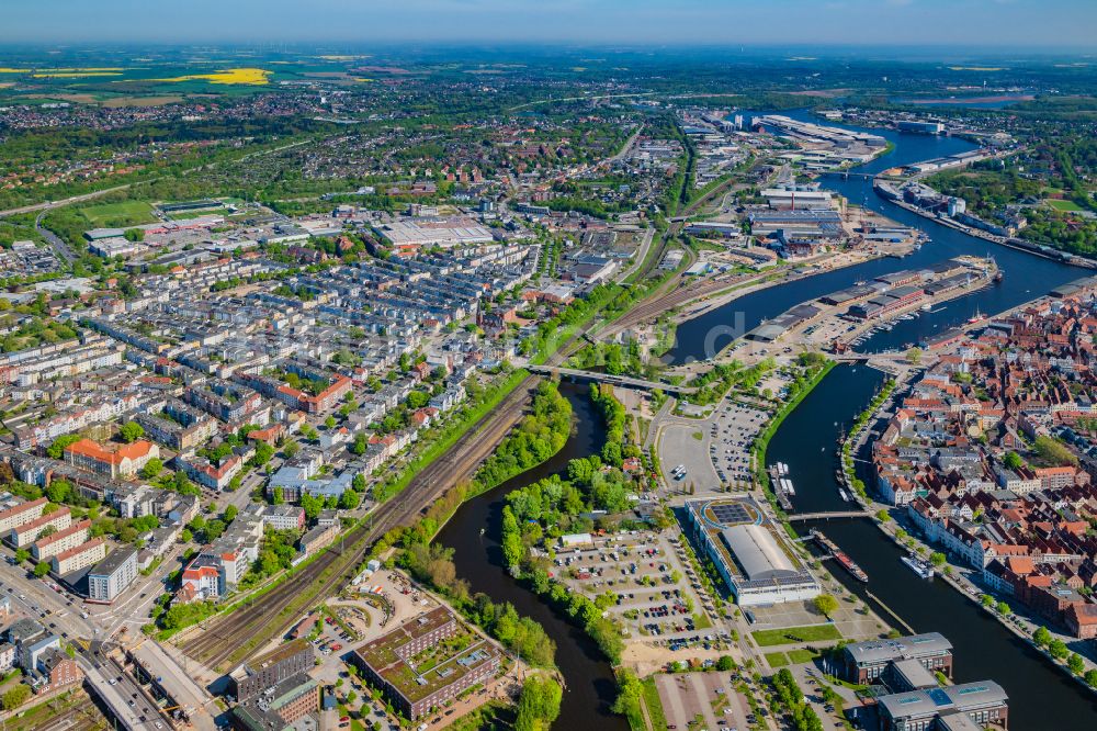 Lübeck aus der Vogelperspektive: Veranstaltungshalle Musik- und Kongresshalle und Theaterschiff Lübeck an der Willy-Brandt-Allee in Lübeck im Bundesland Schleswig-Holstein