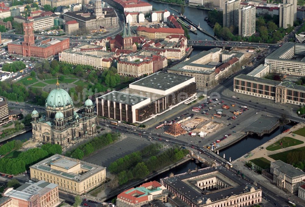 Berlin aus der Vogelperspektive: Veranstaltungshalle Palast der Republik im Ortsteil Mitte in Berlin, Deutschland