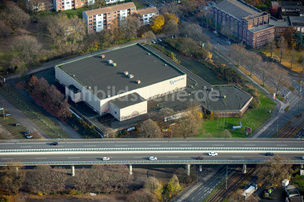 Duisburg von oben - Veranstaltungshalle Rhein-Ruhr-Halle in Duisburg im Bundesland Nordrhein-Westfalen, Deutschland