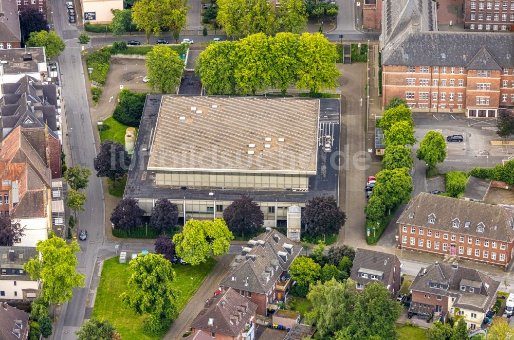 Bottrop von oben - Veranstaltungshalle Saalbau in Bottrop im Bundesland Nordrhein-Westfalen