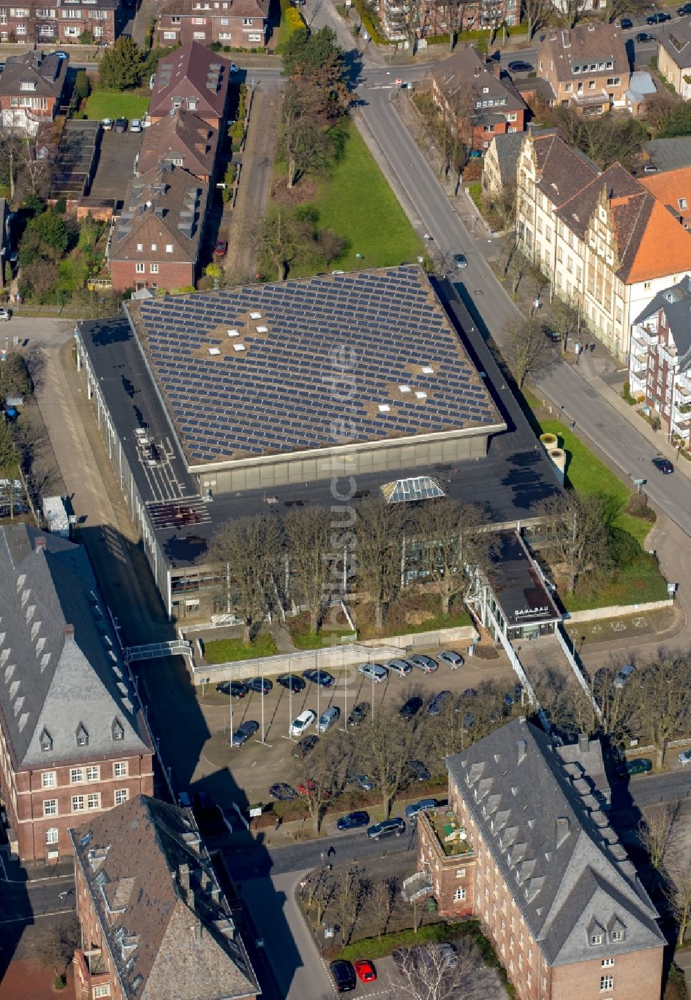 Bottrop aus der Vogelperspektive: Veranstaltungshalle Saalbau am Droste-Hülshoff-Platz in Bottrop im Bundesland Nordrhein-Westfalen