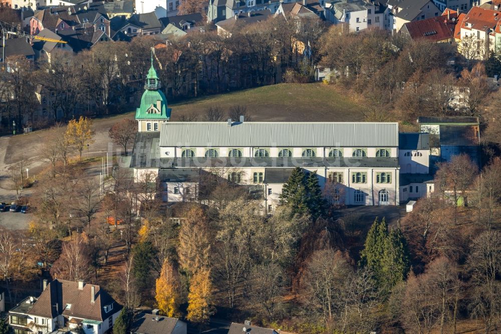 Lüdenscheid von oben - Veranstaltungshalle Schützenhalle in Lüdenscheid im Bundesland Nordrhein-Westfalen, Deutschland