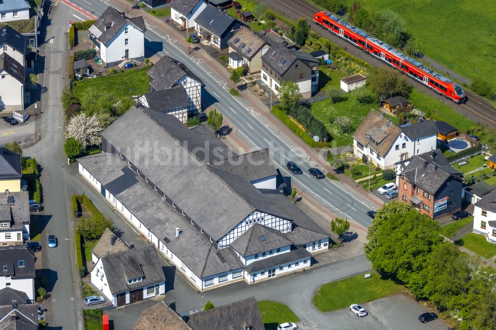 Luftaufnahme Velmede - Veranstaltungshalle und Schützenhalle in Velmede im Bundesland Nordrhein-Westfalen, Deutschland