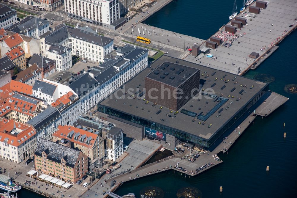 Kopenhagen aus der Vogelperspektive: Veranstaltungshalle Skuespilhuset am Sankt Annae Platz im Ortsteil Indre By in Kopenhagen in Region Hovedstaden, Dänemark