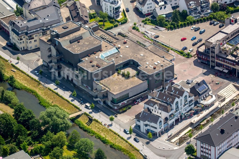 Meschede von oben - Veranstaltungshalle Stadthalle in Meschede im Bundesland Nordrhein-Westfalen