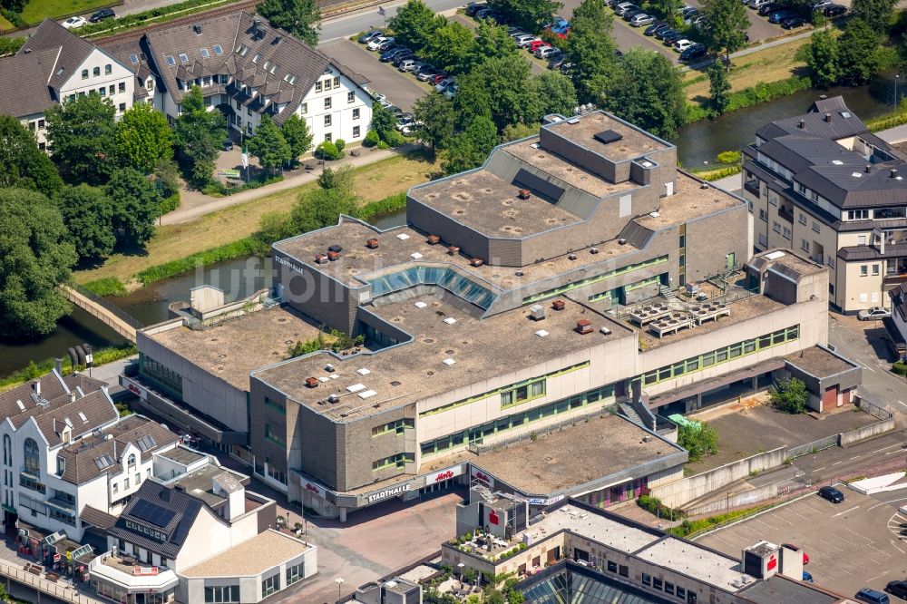 Meschede aus der Vogelperspektive: Veranstaltungshalle Stadthalle in Meschede im Bundesland Nordrhein-Westfalen