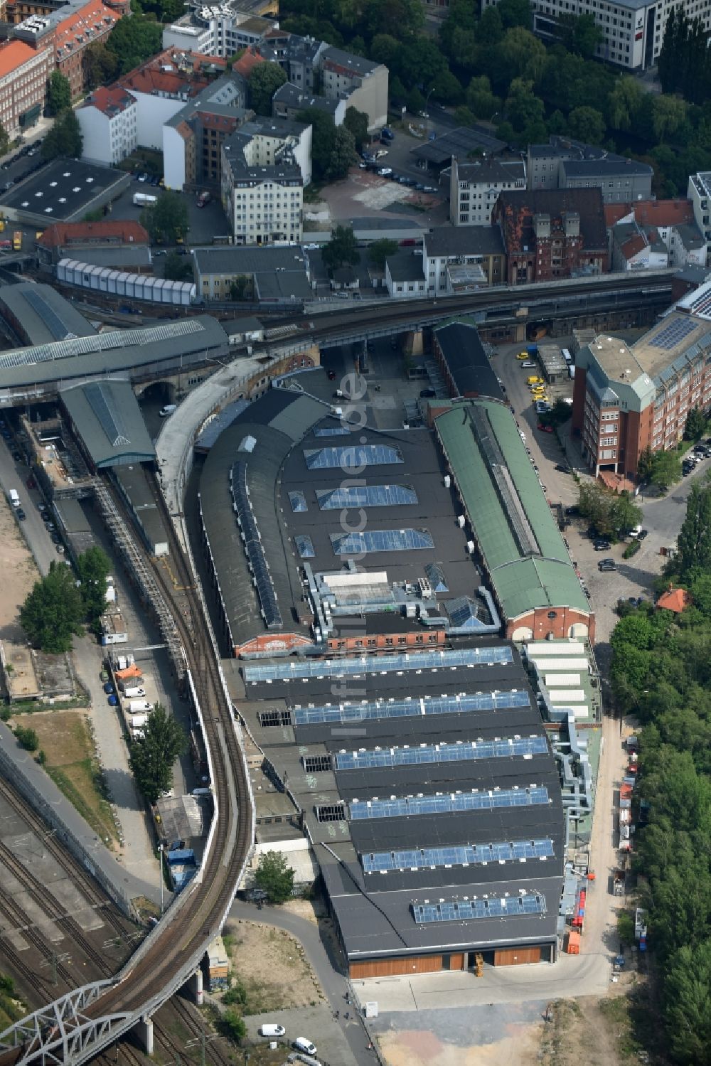 Luftbild Berlin - Veranstaltungshallen bzw. Markthallen am Gleisdreieck in Berlin