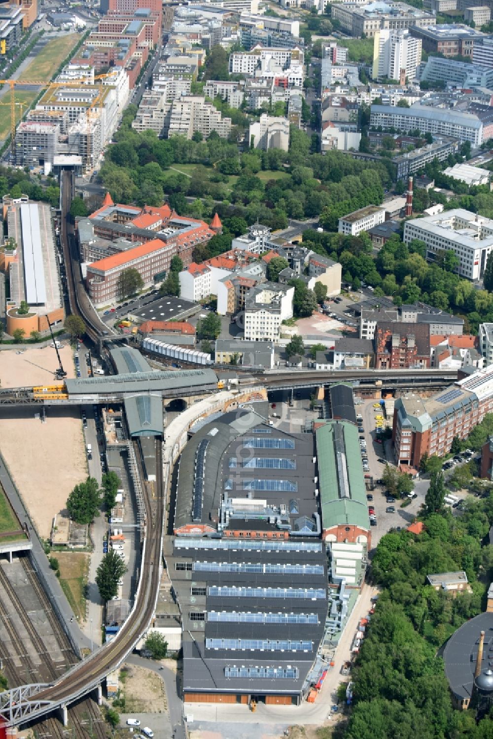 Berlin aus der Vogelperspektive: Veranstaltungshallen bzw. Markthallen am Gleisdreieck in Berlin