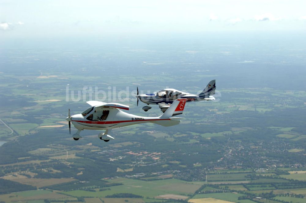 Luftbild Padenstedt - Verbandsflug von zwei Ultraleichtflugzeugen über Schleswig Holstein