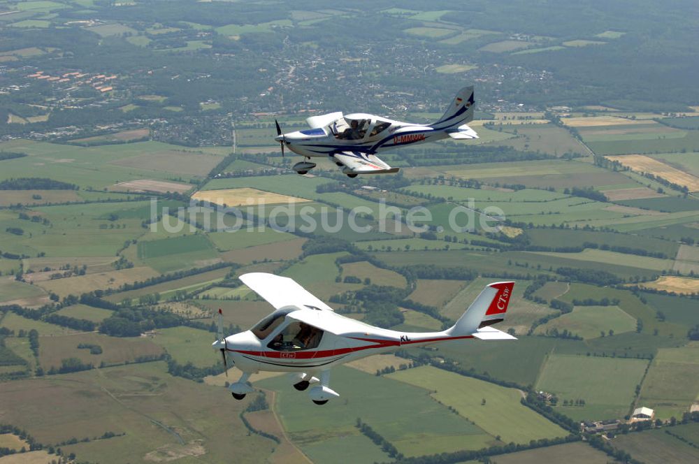 Padenstedt aus der Vogelperspektive: Verbandsflug von zwei Ultraleichtflugzeugen über Schleswig Holstein