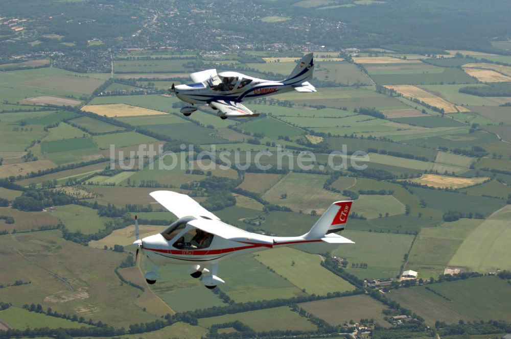 Luftbild Padenstedt - Verbandsflug von zwei Ultraleichtflugzeugen über Schleswig Holstein