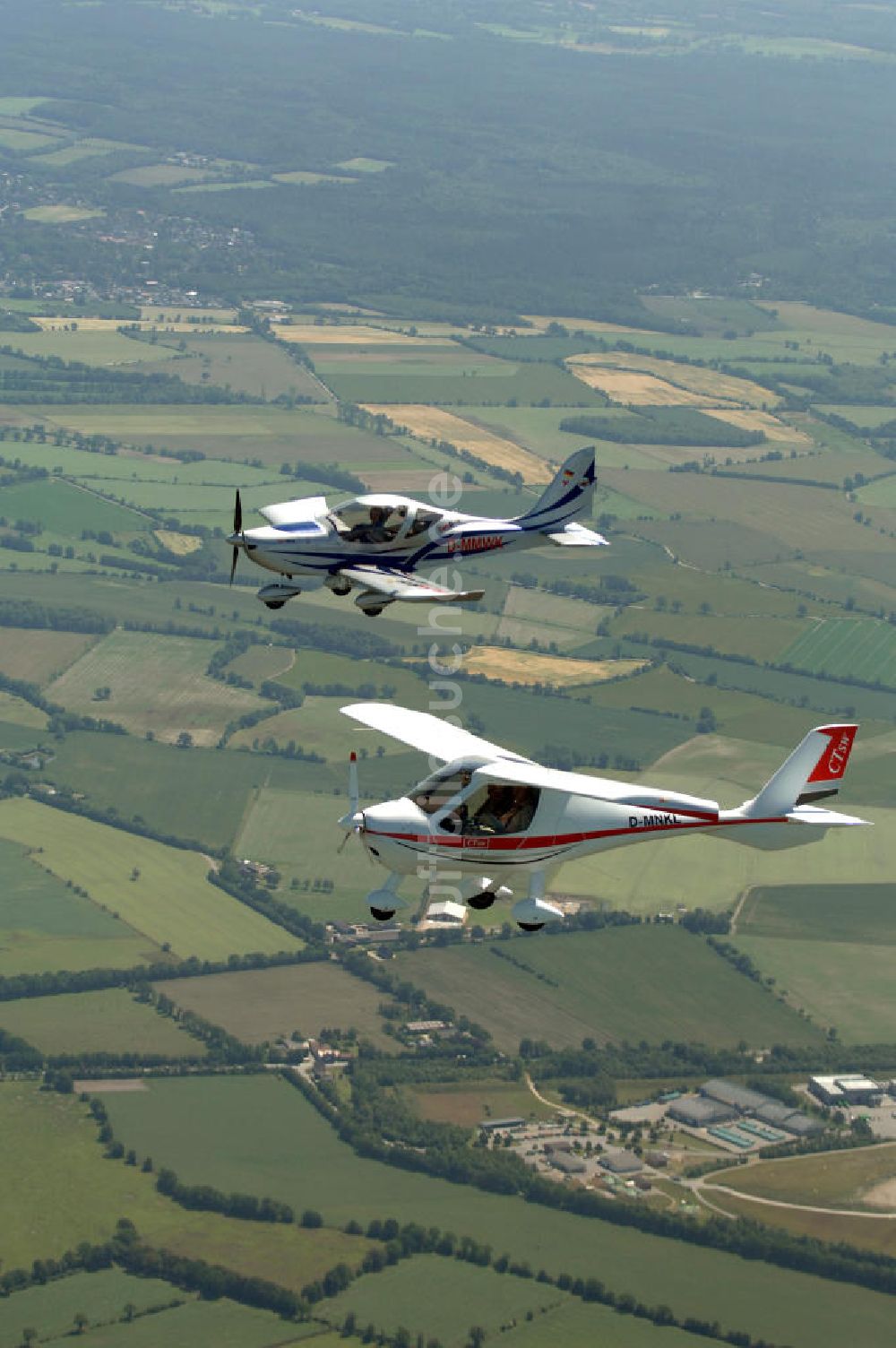 Padenstedt von oben - Verbandsflug von zwei Ultraleichtflugzeugen über Schleswig Holstein