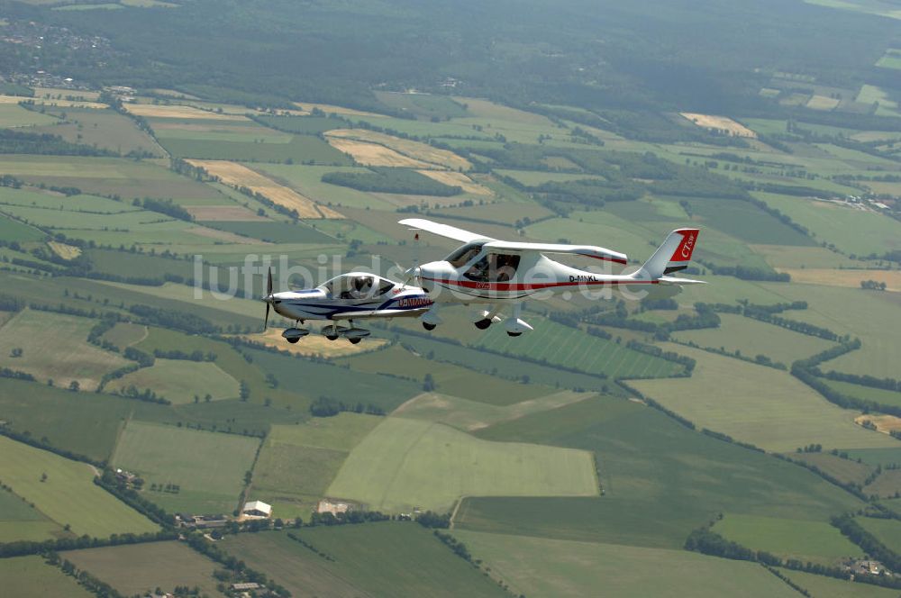 Padenstedt aus der Vogelperspektive: Verbandsflug von zwei Ultraleichtflugzeugen über Schleswig Holstein