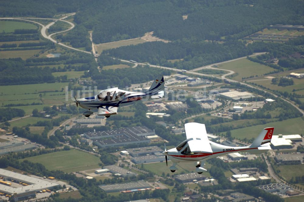 Padenstedt von oben - Verbandsflug von zwei Ultraleichtflugzeugen über Schleswig Holstein