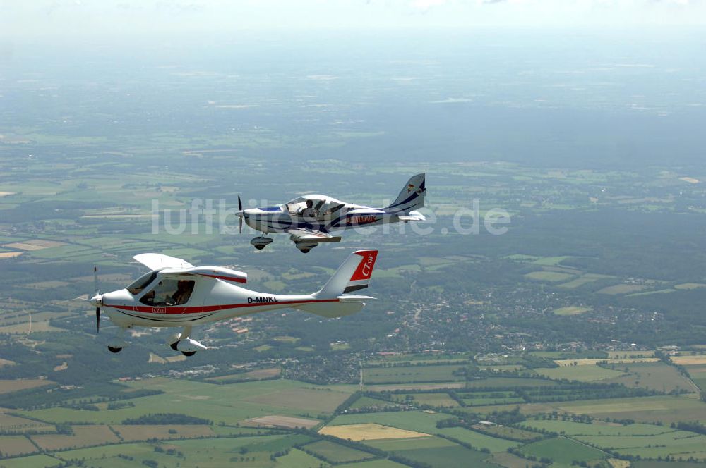 Luftbild Padenstedt - Verbandsflug von zwei Ultraleichtflugzeugen über Schleswig Holstein