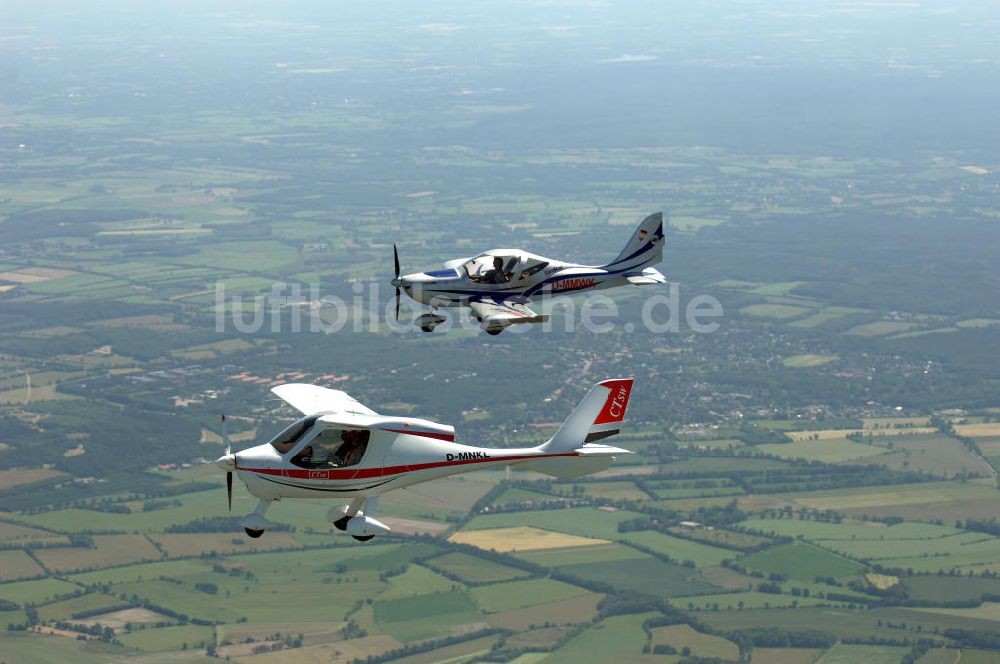 Luftaufnahme Padenstedt - Verbandsflug von zwei Ultraleichtflugzeugen über Schleswig Holstein