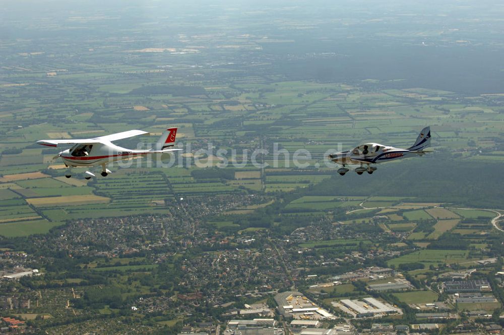 Padenstedt von oben - Verbandsflug von zwei Ultraleichtflugzeugen über Schleswig Holstein