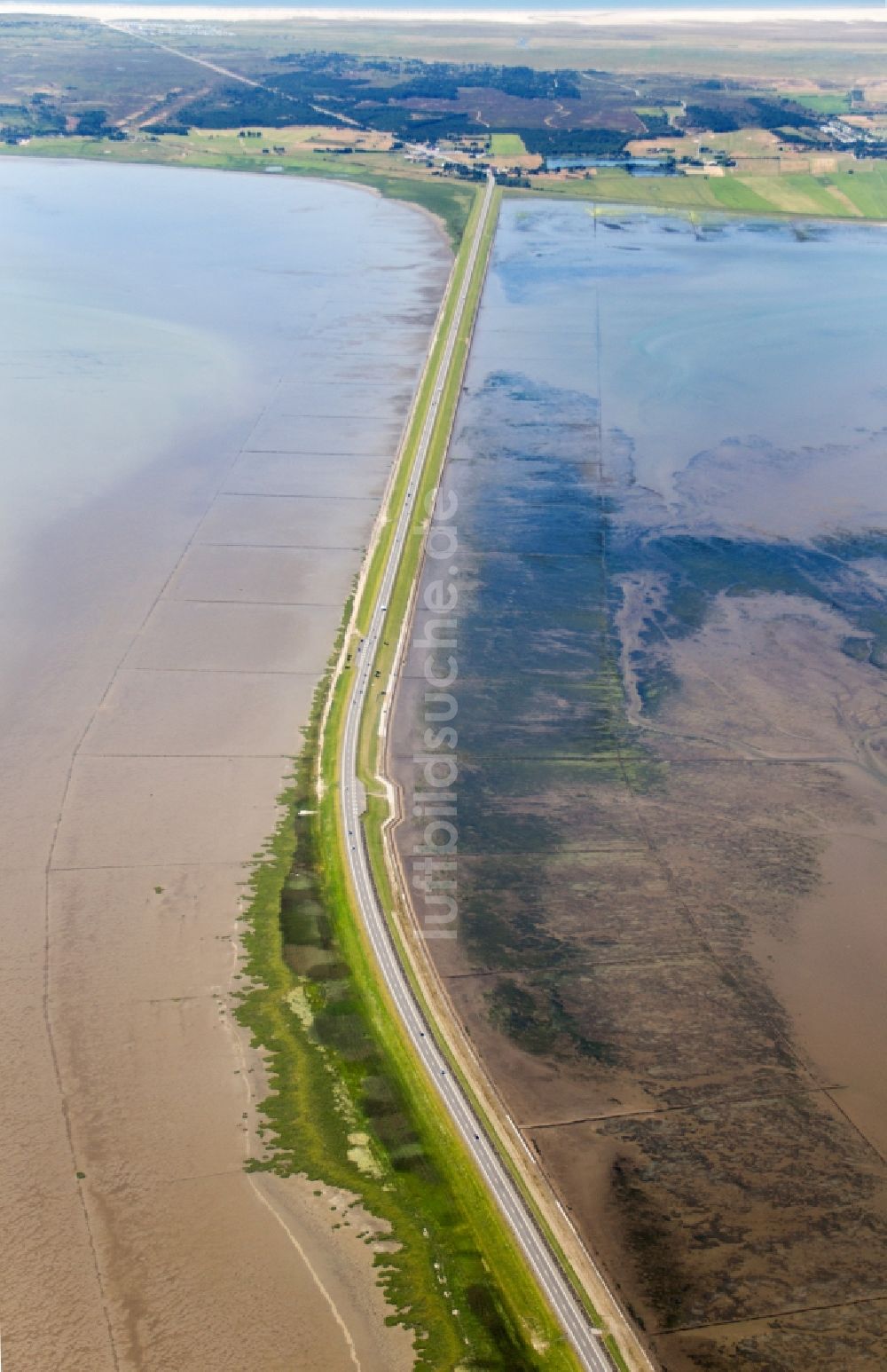 Rømø von oben - Verbindungsdamm zur Insel Rømø in Dänemark