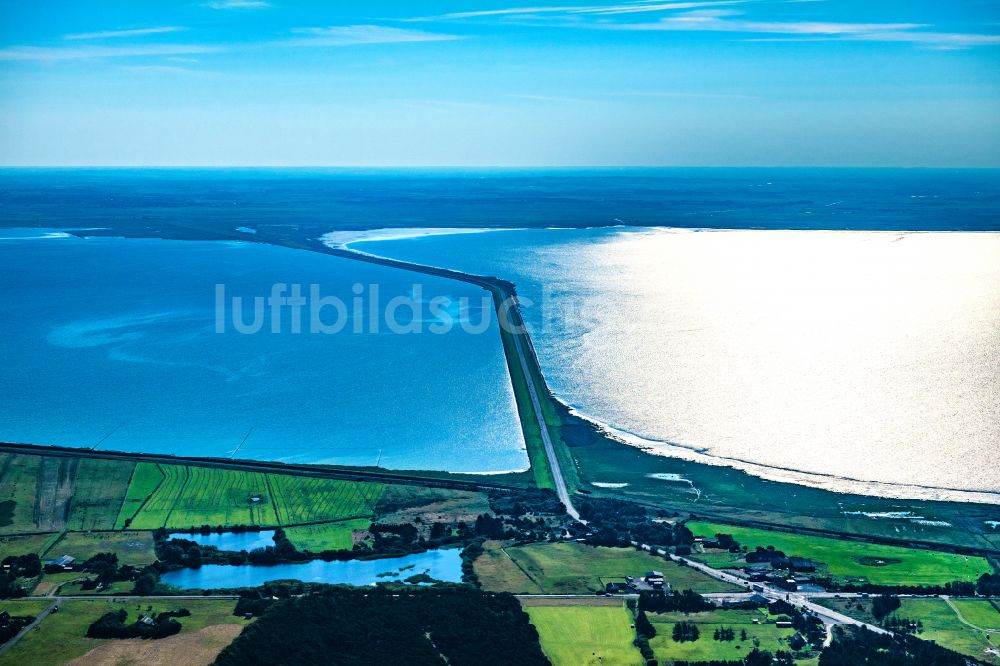 Römö von oben - Verbindungsdamm zur Insel Römö in Dänemark