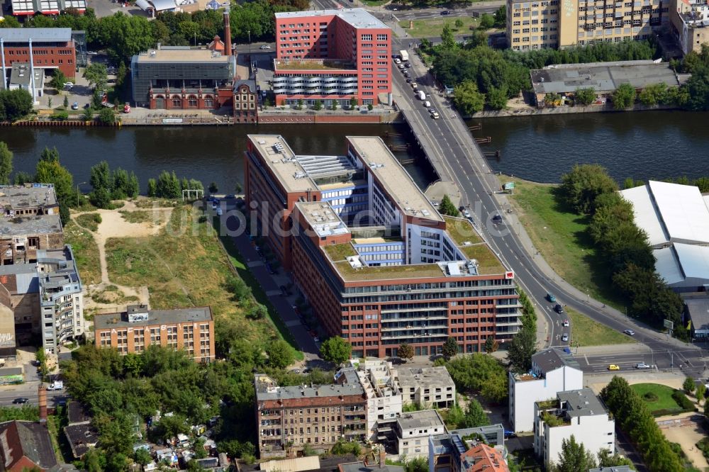 Luftbild Berlin - verdi Gewerkschafts- Zentrale am Spreeufer im Bezirk Friedrichshain-Kreuzberg in Berlin