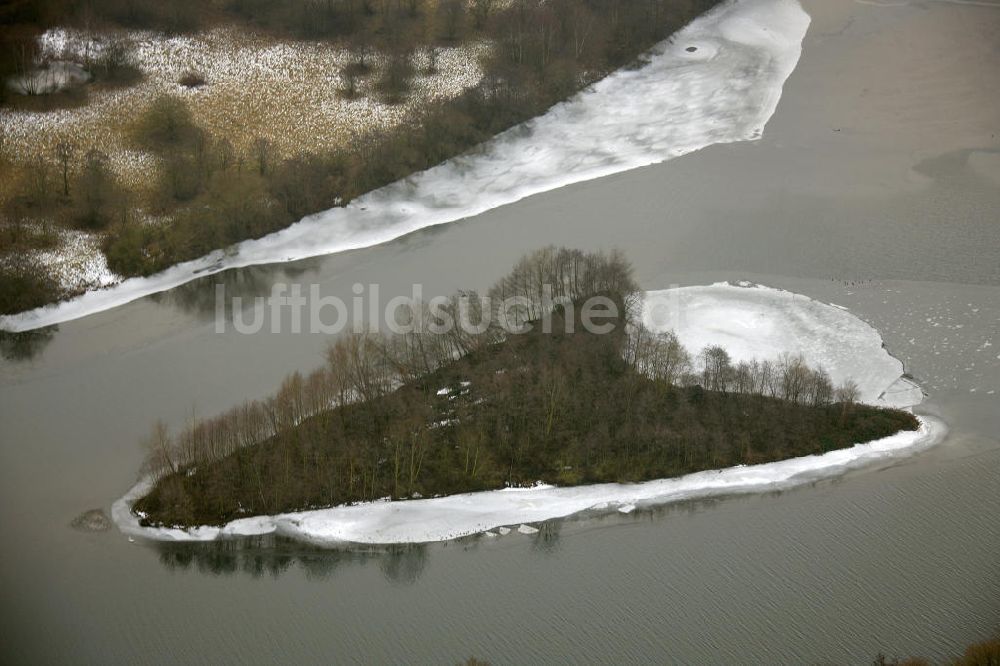 Witten aus der Vogelperspektive: Vereiste Ruhrinsel an der Einmündung zum Kemnader See in Witten; Nordrhein-Westfalen