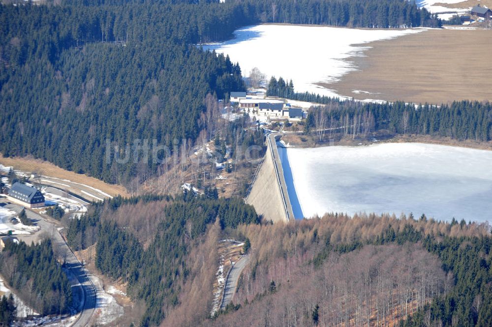 Luftaufnahme Cämmerswalde - Vereiste und verschneite Talsperre Rauschenbach in Sachsen