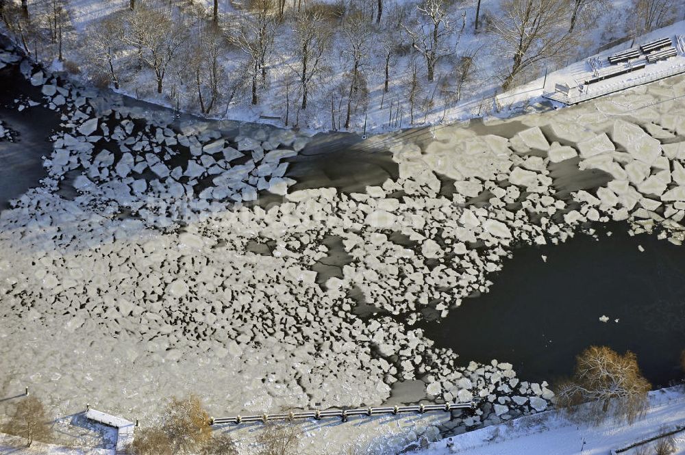 Berlin aus der Vogelperspektive: Vereister Arm der Havel in Berlin-Spandau im Winter