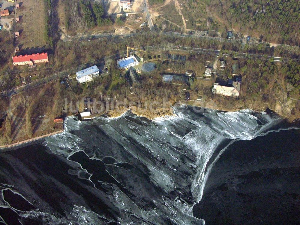 Luftaufnahme Berlin - Vereistes Müggelsee Ufer WasserWerk Müggelheim