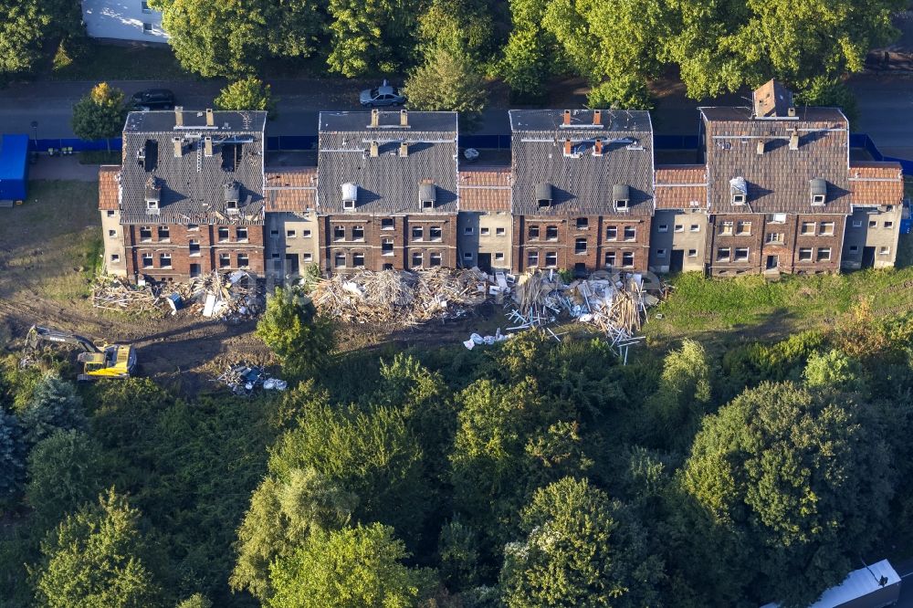 Luftbild Gladbeck - Verfallende Abrissruinen von leerstehenden Mehrfamilien- Wohnhäusern entlang der Uhlandstraße in Gladbeck im Bundesland Nordrhein-Westfalen NRW