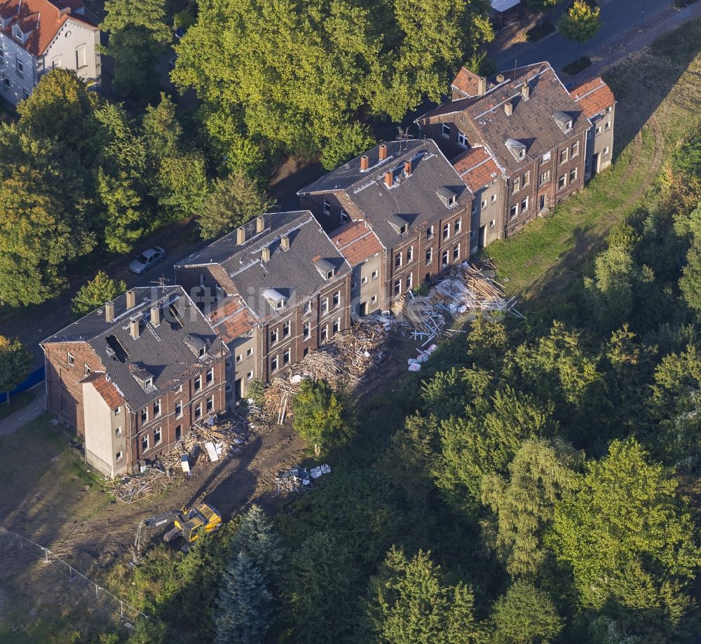 Luftaufnahme Gladbeck - Verfallende Abrissruinen von leerstehenden Mehrfamilien- Wohnhäusern entlang der Uhlandstraße in Gladbeck im Bundesland Nordrhein-Westfalen NRW